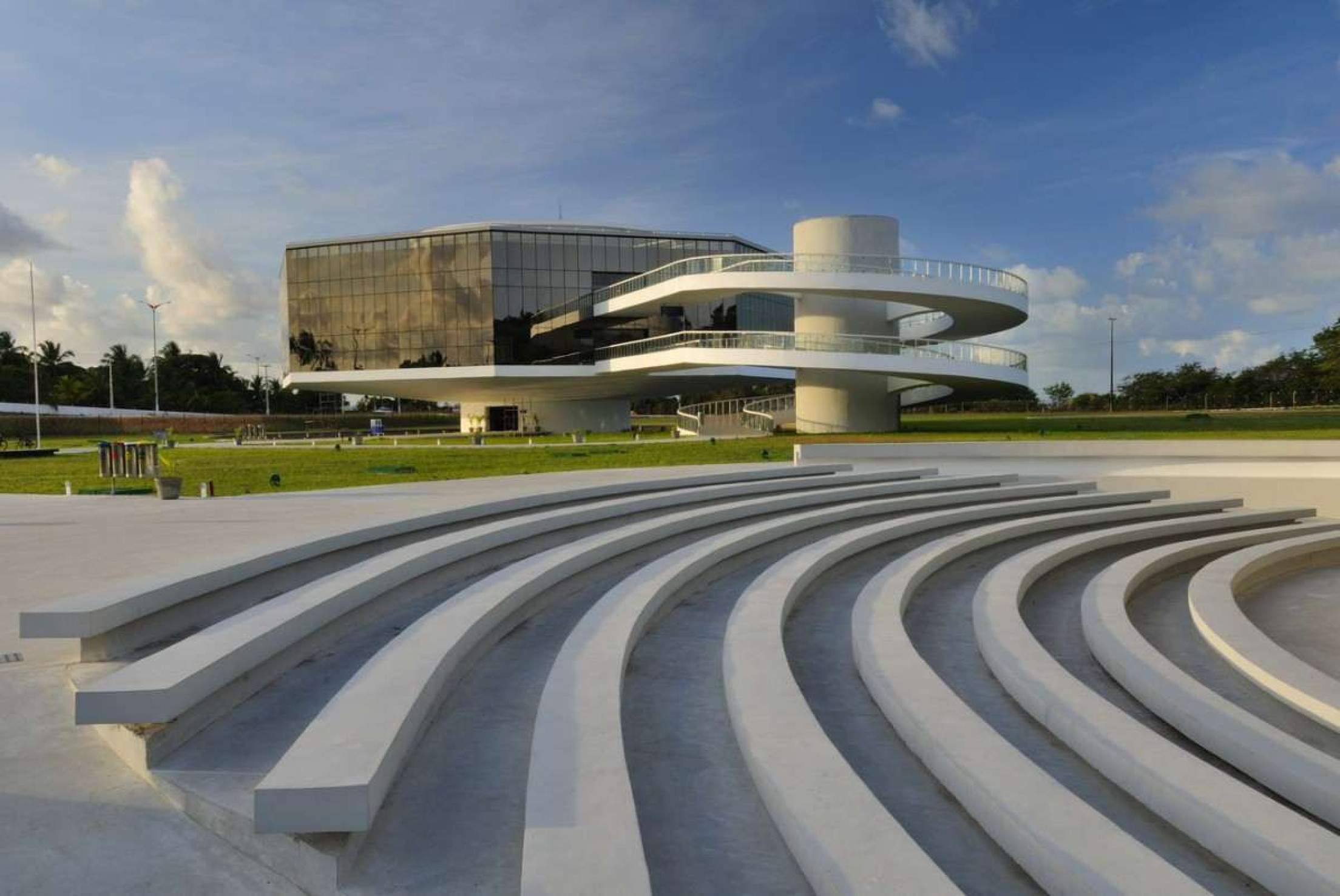 Estação Cabo Branco, um espaço cultural projetado por Oscar Niemeyer, que oferece exposições e uma vista panorâmica