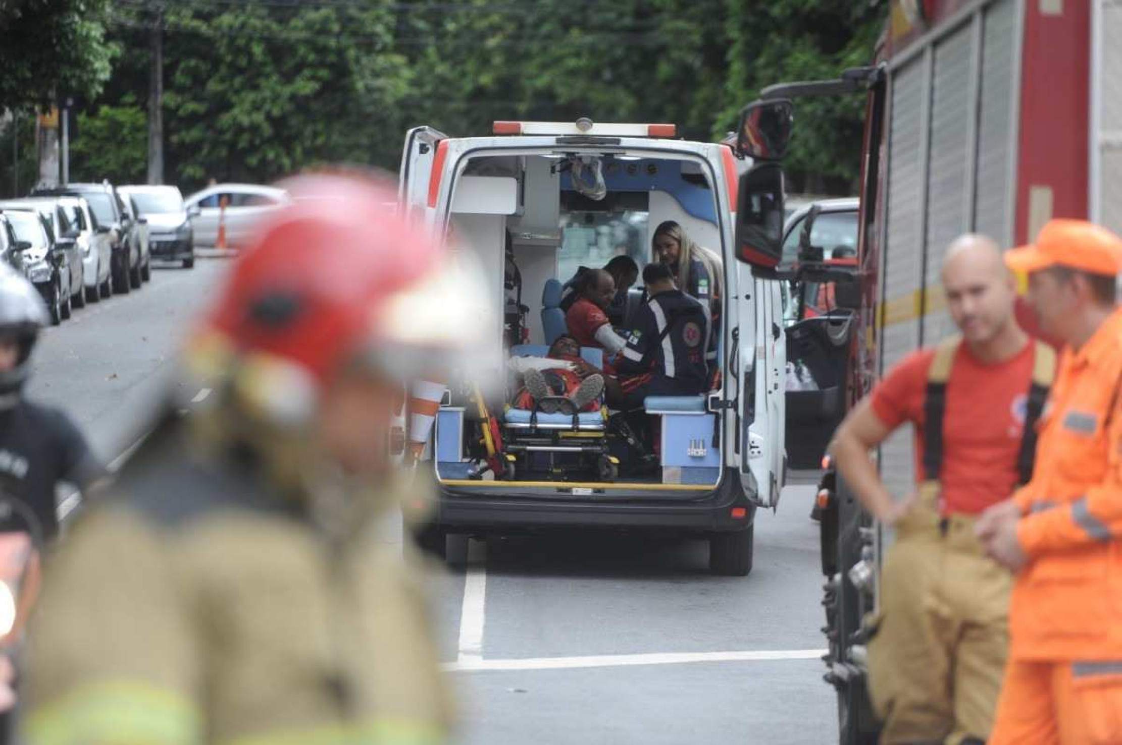 Bombeiros prestam atendimento às vítimas 