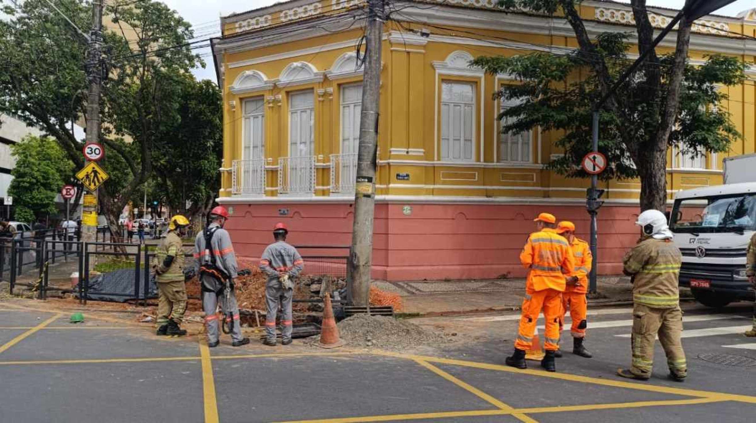 A rede elétrica foi atingida durante manutenção da rede pluvial 