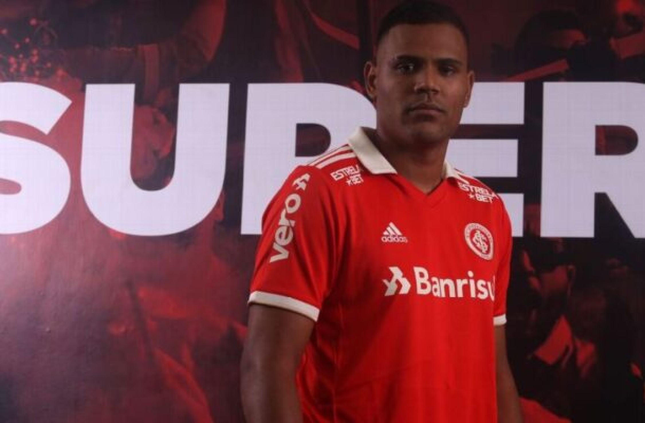 Ex-atacante do Internacional cobra dívida milionária do clube