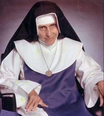 Irmã Dulce (1914-1992) - Freira brasileira, nascida em Salvador (BA) e dedicada ao auxílio às pessoas pobres, foi beatificada pelo Papa Bento XVI em 2011 e canonizada pelo Papa Francisco em 2019. Tornou-se Santa Dulce dos Pobres. 