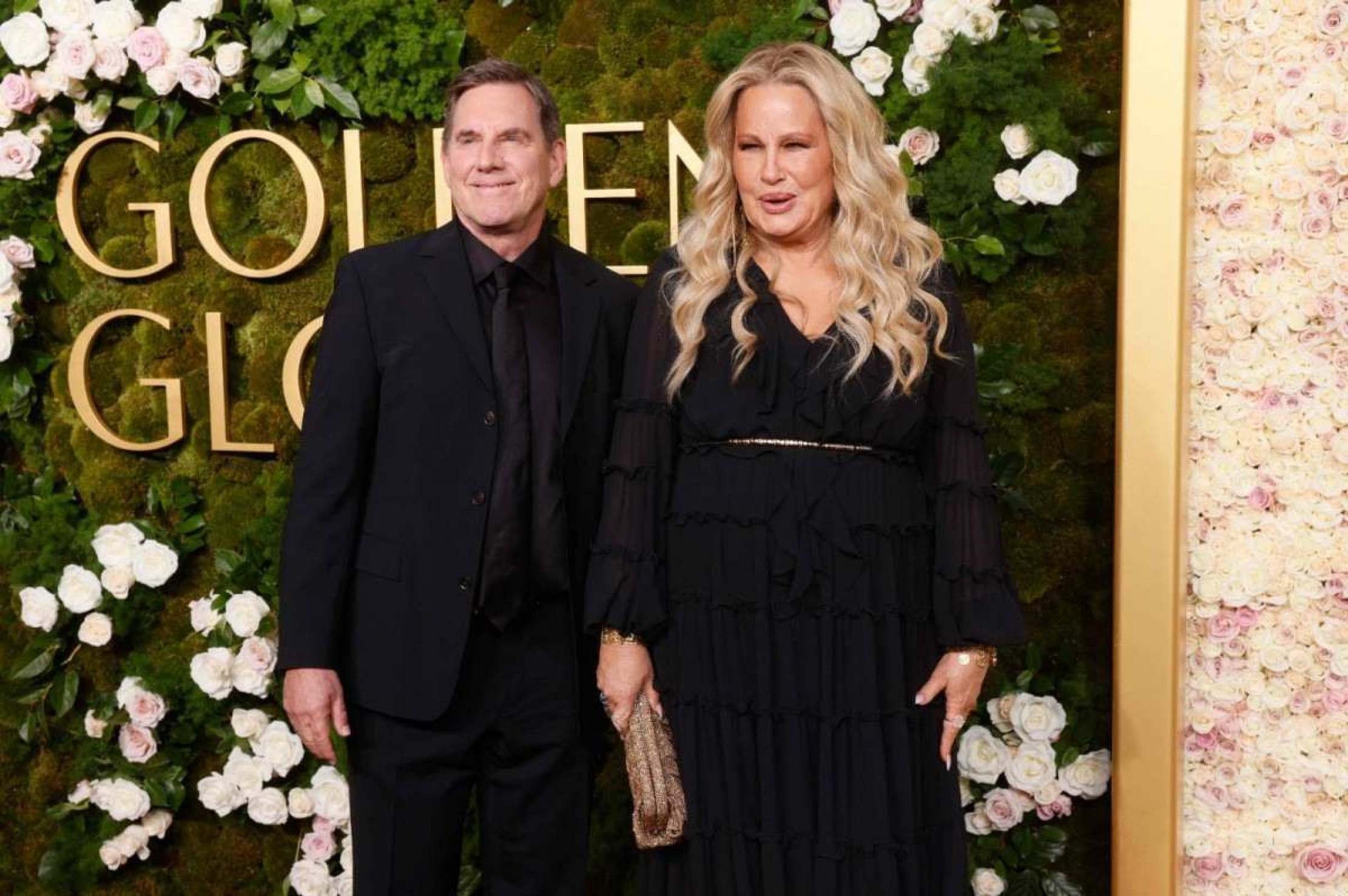 Jennifer Coolidge e o ator americano Tim Bagley chegam para a 82ª edição anual do Globo de Ouro no hotel Beverly Hilton em Beverly Hills, Califórnia, em 5 de janeiro de 2025