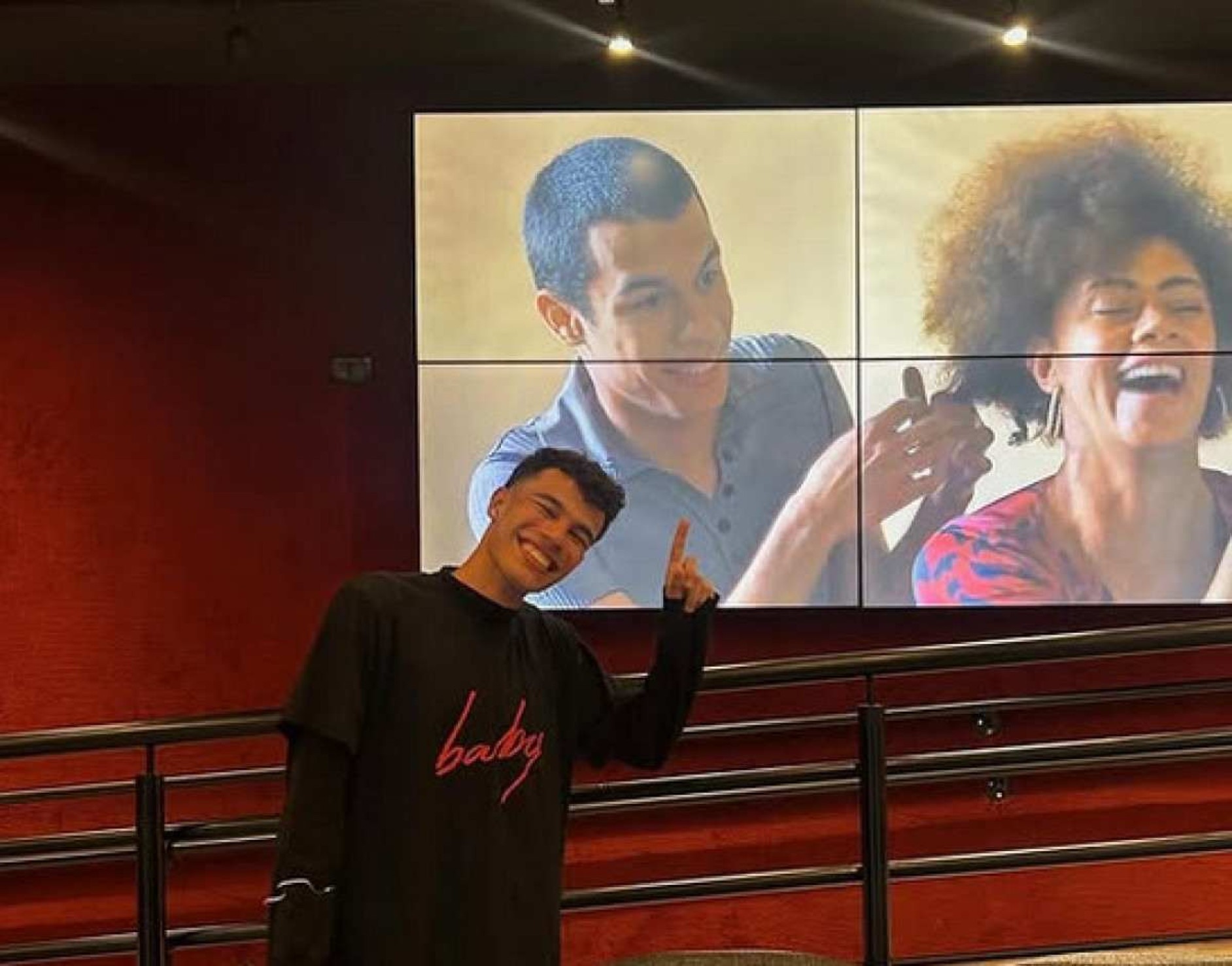 Ator João Pedro Mariano sorri em frente à tela do cinema de Guaxupé, durante estreia do filme Baby, protagonizado por ele