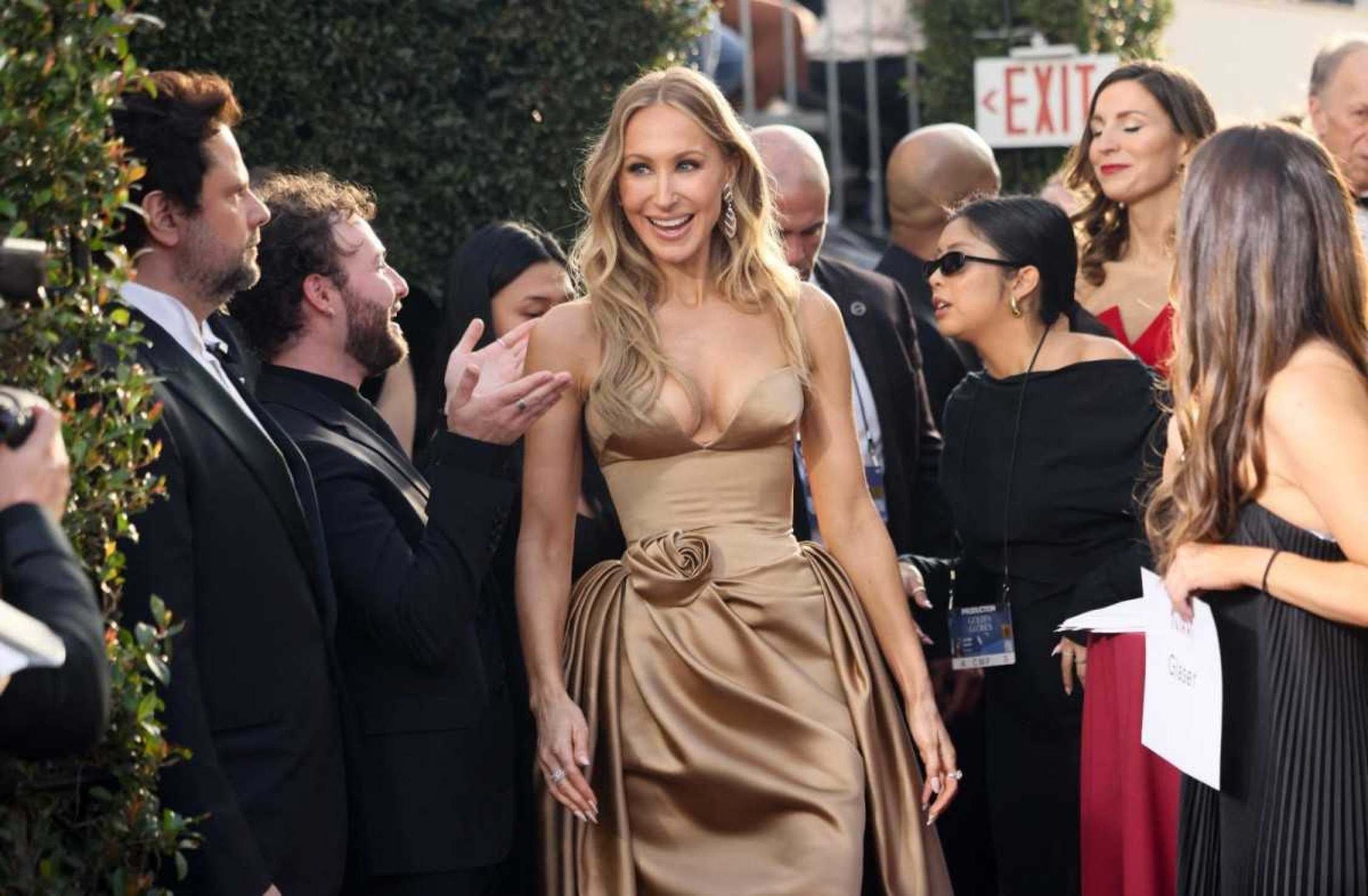 Nikki Glaser chega para a 82ª edição anual do Globo de Ouro no hotel Beverly Hilton em Beverly Hills, Califórnia, em 5 de janeiro de 2025