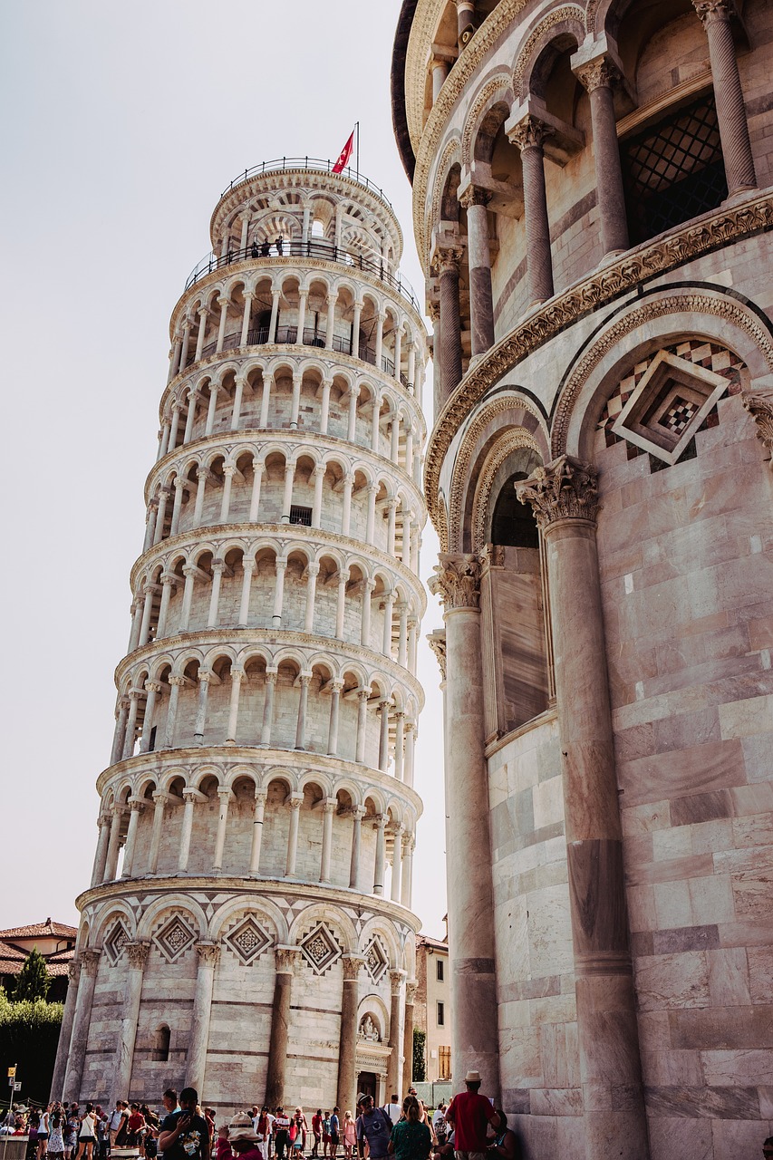 Embora destinada a ficar na vertical, a torre começou a inclinar-se para sudeste logo após o início da construção, em 1173. Isso devido a uma fundação mal construída e a um solo de fundação mal consolidado, que permitiu à fundação ficar com assentamentos diferenciais. 