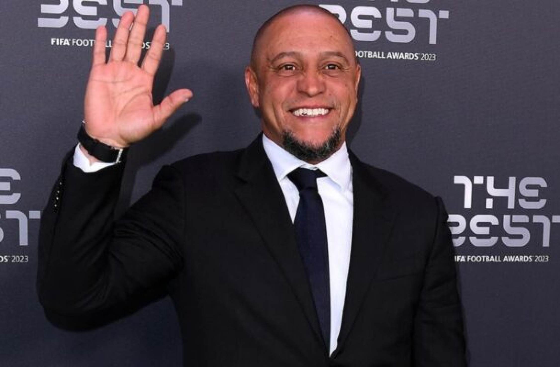 Roberto Carlos engata romance em meio à disputa por fortuna bilionária em divórcio