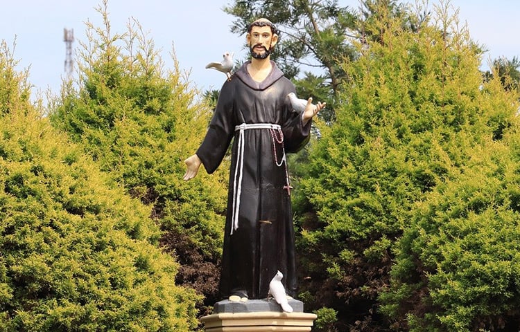 São Francisco de Assis (1182-1226) - Frade católico nascido em Assis (atual Itália). Fundou a ordem dos Franciscanos, que renovaram o Catolicismo da época. Dedicou-se a auxiliar os pobres, propagar a fé cristã e proteger os animais. Diz-se que recebeu as chagas de Cristo (fenômeno raro). 