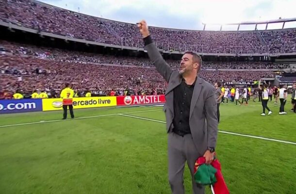 O técnico bracarense, segundo o J10, foi perfeito nos seguintes embates: na vitória do Botafogo sobre o Flamengo por 2 a 0, no Maracanã, no primeiro turno do Brasileirão. No 1 a 0 sobre o Palmeiras, no Nilton Santos, também na primeira metade do BR-2024. Por fim, na final da Libertadores, no Monumental de Núñez, em Buenos Aires, no 3 a 1 sobre o Mineiro - Foto: Reprodução de TV 