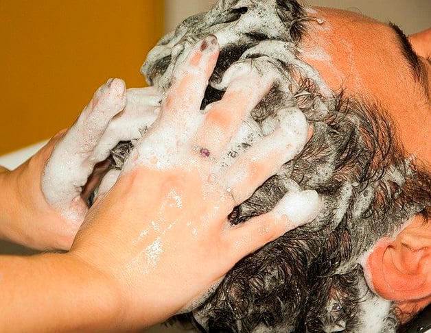 Após aplicar o shampoo indicado para o combate à caspa, é importante fazer movimentos circulares de massagem na cabeça. 