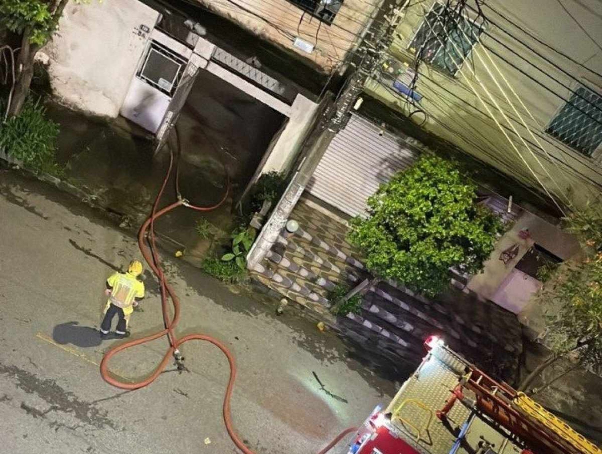Suspeito de esfaquear esposa e atear fogo em casa com ela dentro é preso