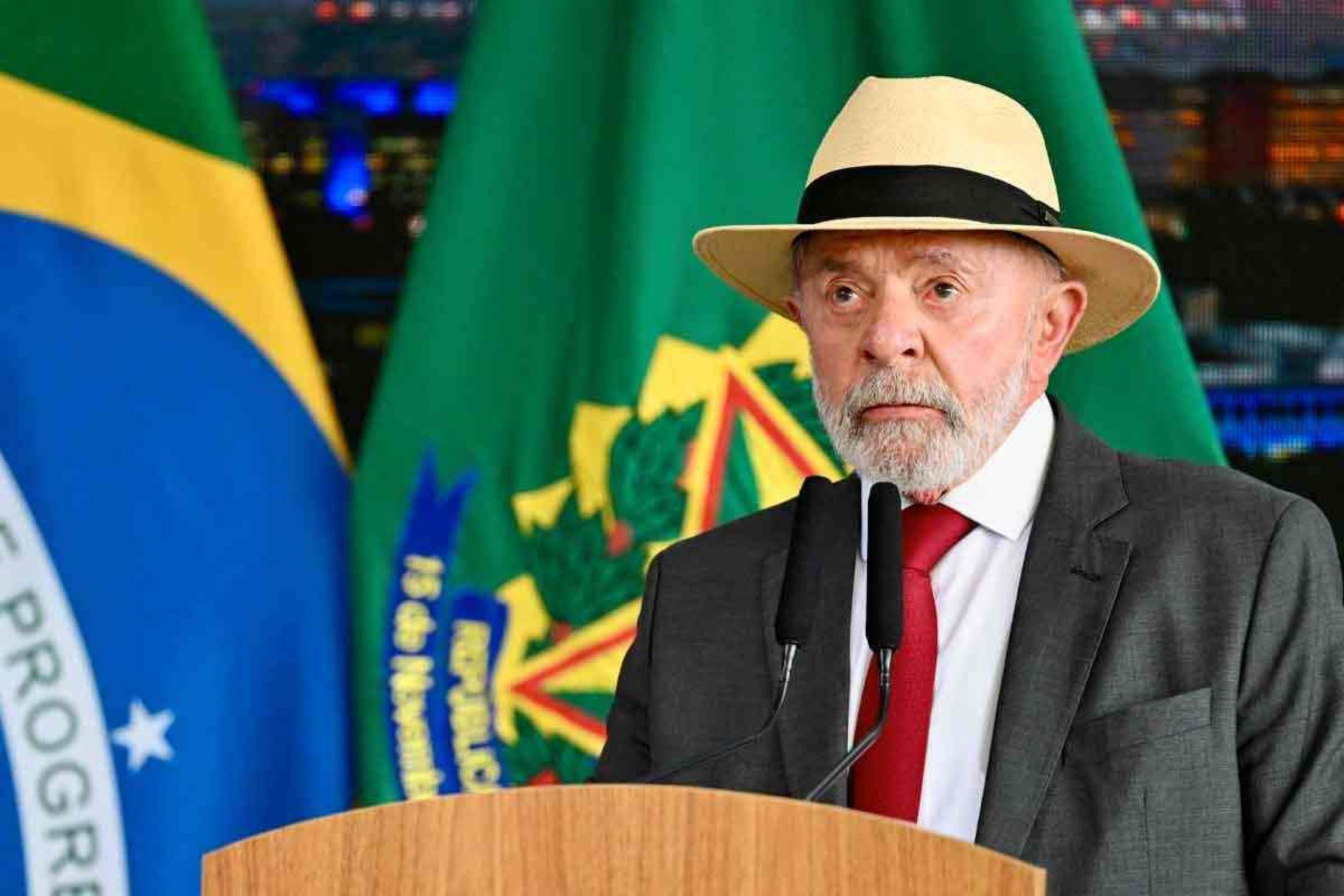 Gravata de Lula foi recado de que o governo é petista