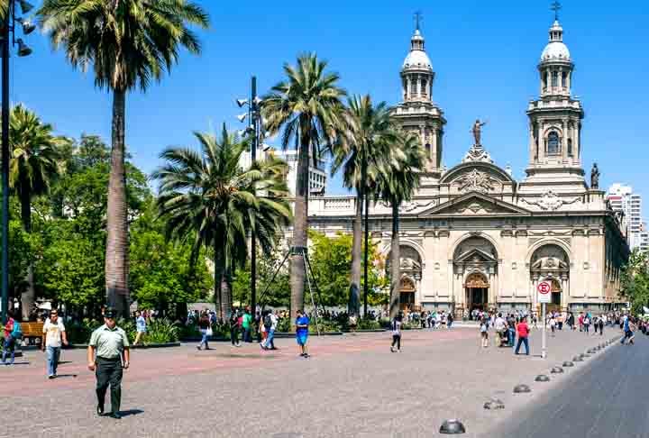 A Plaza de Armas é a principal praça da capital Santiago, com prédios históricos e grandes monumentos, como o do conquistador do Chile, Pedro Valdivia. É ponto obrigatório para você 