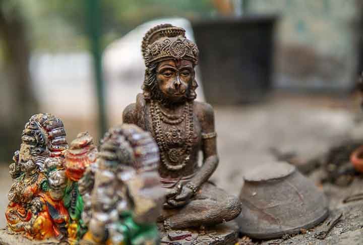 Já o macaco seria a retratação viva do deus Hanuman, simbolizando o conhecimento, a força e a lealdade. 