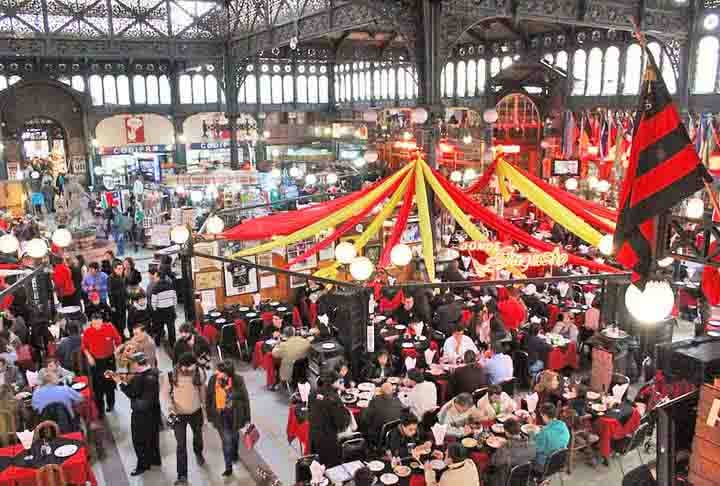 Encerramos nossa passagem por Santiago passando pelo Mercado Central. Eleito o 5º melhor do mundo pela revista National Geographic, em 2012, o mercado é o local para comprar lembrancinhas, almoçar e aproveitar a oferta de pescados. 