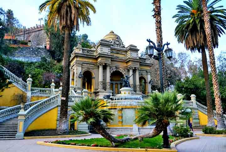 O Cerro Santa LucÃ­a Ã© outro ponto legal de Santiago. Subindo a pÃ©, o turista  observa monumentos que representam o estilo de vida da elite chilena no sÃ©culo XIX. E, lÃ¡ no alto, a vista panorÃ¢mica da cidade e da Cordilheira compensam o esforÃ§o.