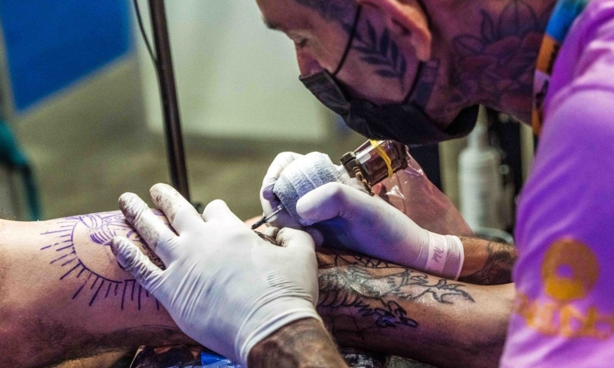 Tattoo Week Rio irá oferecer cursos de tatuagem e piercing para jovens de favela -  (crédito: DINO)