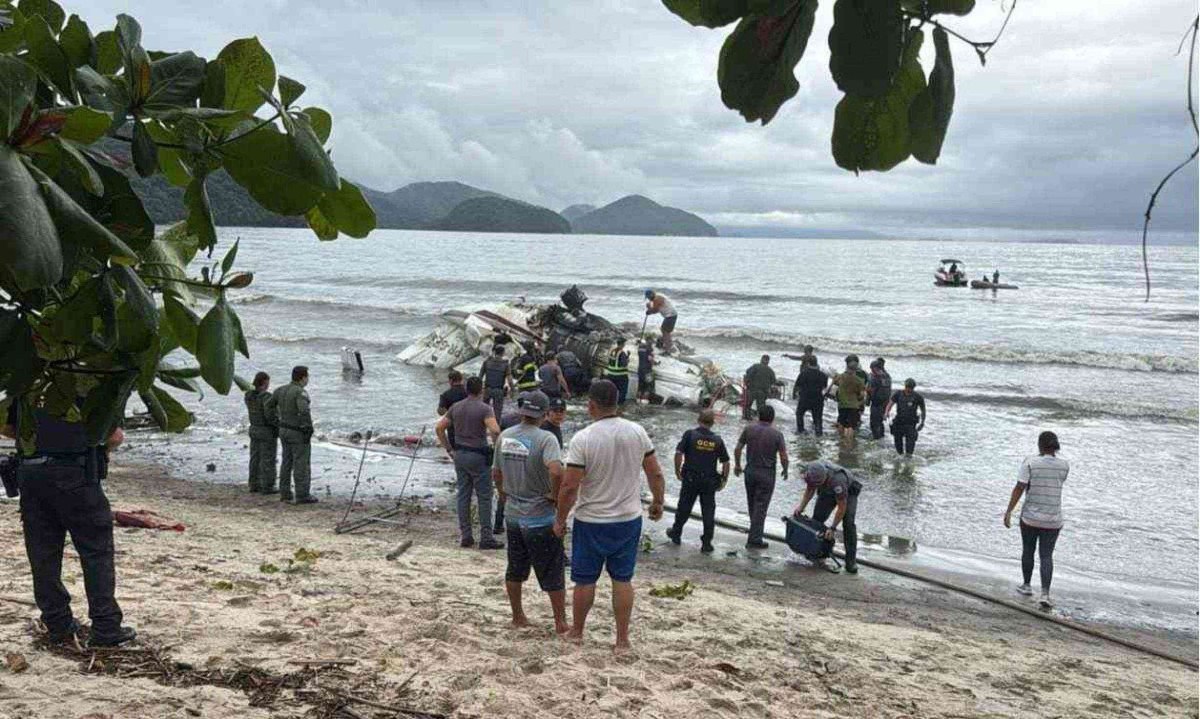 Acidente de avião de pequeno porte em Ubatuba, no Litoral de São Paulo, mata piloto na manhã desta quinta-feira (9)