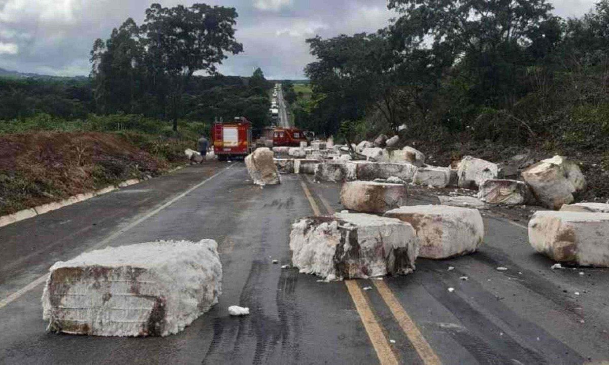 Carga fechou a pista -  (crédito: Divulgação/PMRv)