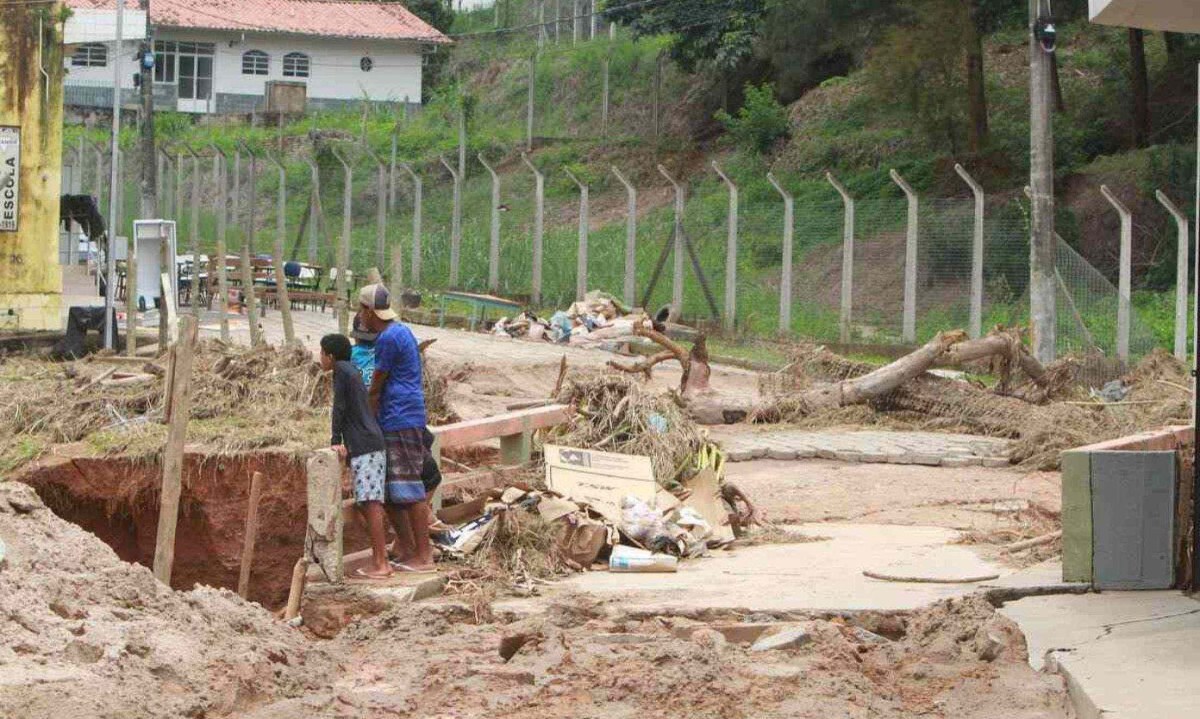 Duas pontes do Bairro Campestre foram destruídas pela chuva -  (crédito: Edésio Ferreira/EM/D.A Press)