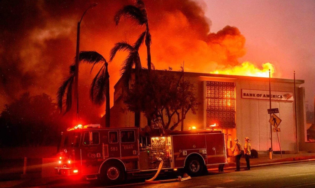 Los Angeles: 155 mil moradores foram forçados a abandonar suas casas -  (crédito: Agustin Paullier / AFP)