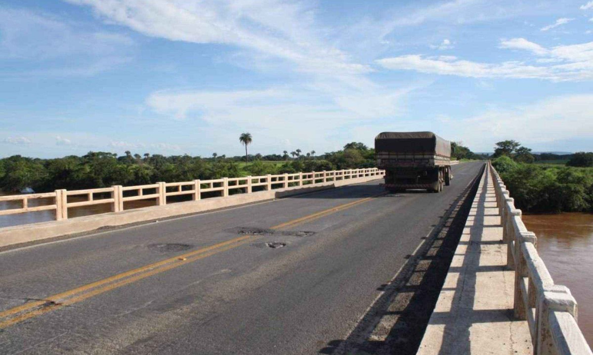 Ponte sobre o Rio das Velhas na BR 365 foi interditada parcialmente pelo Dnit -  (crédito: Aparício Mansur/divulgação)