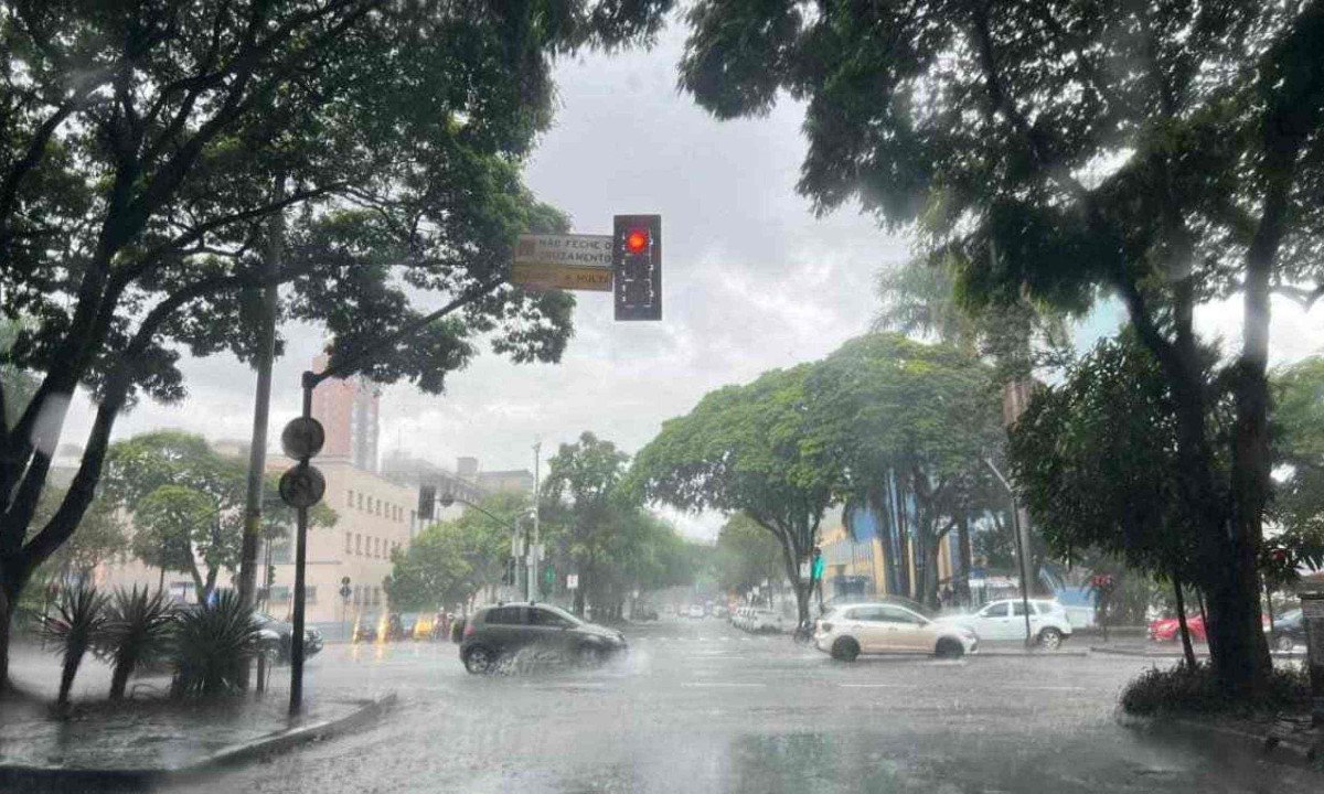 A previs&atilde;o &eacute; de chuvas de at&eacute; 40 mm na cidade, com ventos em torno de 50 km/h -  (crédito: Ed&eacute;sio Ferreira/EM/D.A Press)