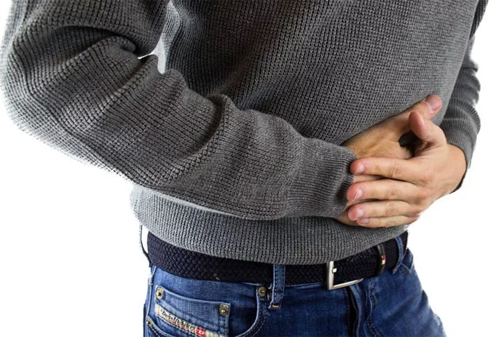 Não há cura para a doença de Crohn, mas existem tratamentos que ajudam a controlar os sintomas e reduzir a inflamação.