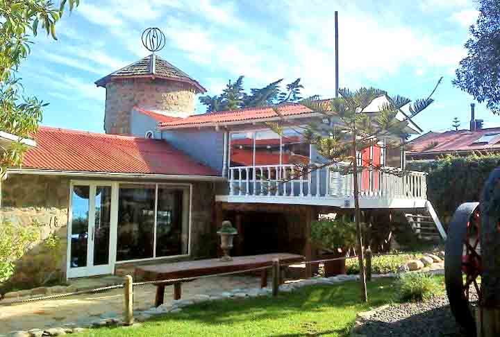 Já em El Quisco, fica a Casa Museo Isla Negra, também de Pablo Neruda, onde o poeta passou seus últimos dias de vida. Considerada a mais bela das três casas de Neruda, Isla Negra tem vista para o oceano de todos os pontos da residência.