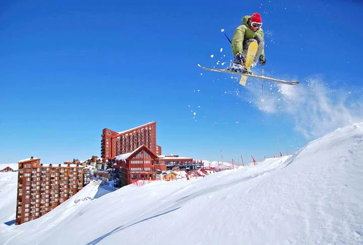 Se seu negócio é neve, o Valle Nevado Ski Resort fica a 1h30 de Santiago e é a maior estação de ski e snowboard da América do Sul. Para chegar lá é preciso enfrentar 60 curvas montanha acima ou ir de teleférico, mas vale muito a pena.