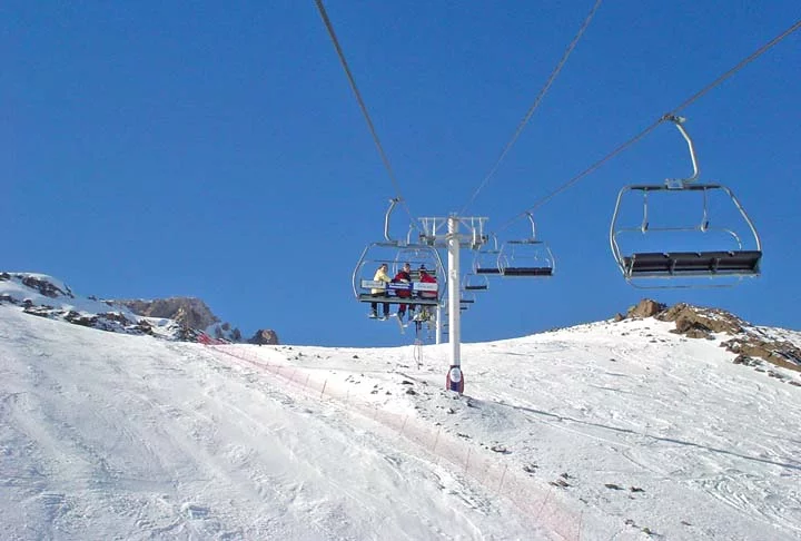 Ainda na neve, no caminho do Valle Nevado, existem as estações Farellones, La Parva e El Colorado, que proporcionam ao turista uma brincadeira mais leve na neve, com pistas menos radicais. 