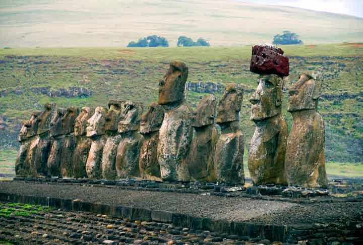 Declarado Patrimônio da Humanidade pela Unesco em 1995, o Parque Nacional Rapa Nui, na Ilha de Páscoa, é um dos mais lugares mágicos do mundo. Chega-se ao local em voo de 6h partindo de Santiago. Lá ficam mais de 800 estatuetas e grandes estátuas de pedra chamadas de Moai. 