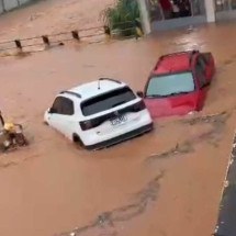 Carros foram arrastados pela força da água  -  (crédito: Redes Sociais/Reprodução)