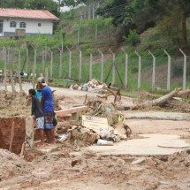 Duas pontes do Bairro Campestre foram destruídas pela chuva -  (crédito: Edésio Ferreira/EM/D.A Press)