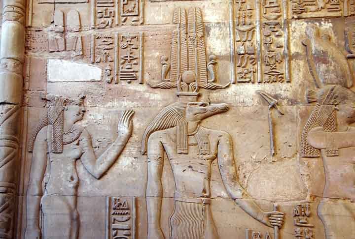 JÃ¡ a respeito do deus Sobek, sua correspondÃªncia Ã© o crocodilo. De acordo com a tradiÃ§Ã£o, o personagem possui poderes atrelados Ã  fertilidade e Ã  proteÃ§Ã£o da gravidez. No entanto, tambÃ©m foi ligado ao terror, aniquilamento e Ã  morte. 