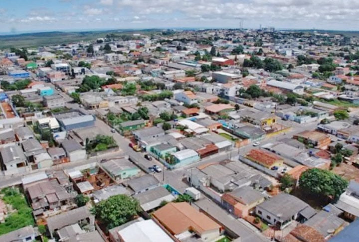 Entretanto, a maior reserva mundial de cristais está localizada em Cristalina, situada a 130 km da capital Brasília.