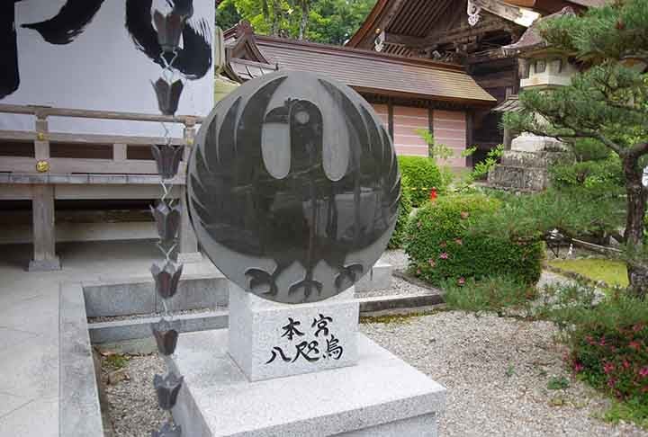 Outra cultura que inclui uma representatividade animal é a japonesa. O corvo conseguiu modificar sua reputação negativa e no país está atrelado à imagem de boa sorte e indícios para o futuro. 