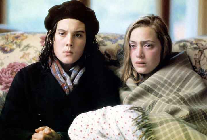 A estreia de Winslet no cinema foi em “Almas Gêmeas”, de 1994, quando interpretou a personagem Juliet Hulme. Apenas dois anos depois, com 21 anos, ela arrebatou o Bafta por seu papel de Marianne Dashwood em “Razão e Sensibilidade”, com direção de Ang Lee.
