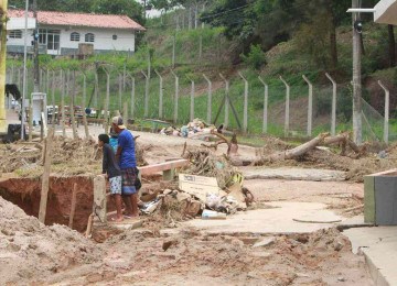 Duas pontes do Bairro Campestre foram destruídas pela chuva -  (crédito: Edésio Ferreira/EM/D.A Press)