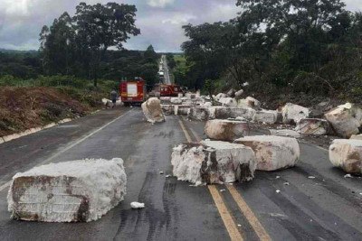 Carga fechou a pista -  (crédito: Divulgação/PMRv)