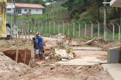 Duas pontes do Bairro Campestre foram destruídas pela chuva -  (crédito: Edésio Ferreira/EM/D.A Press)