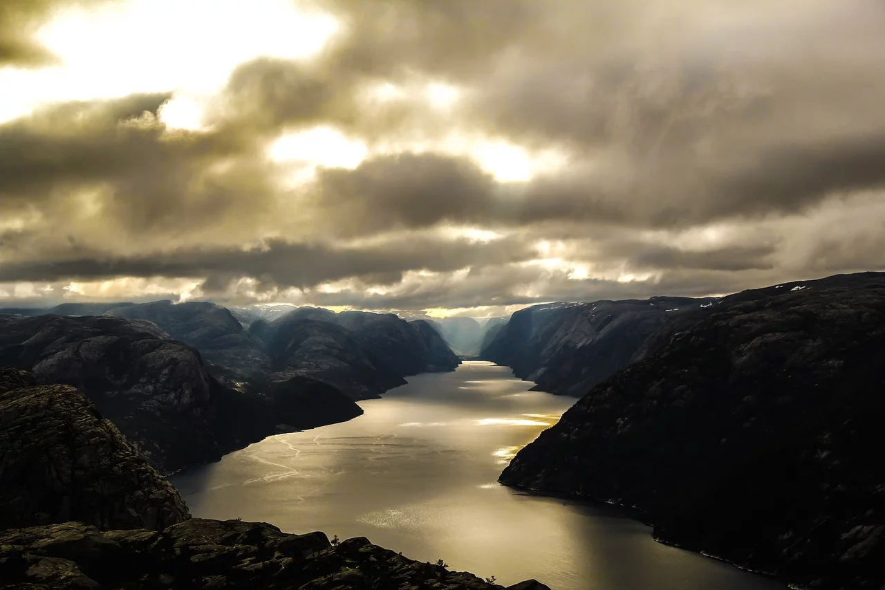 Um dos tesouros naturais da Noruega são os fiordes, cuja beleza no país é tão estonteante que a própria palavra provém do idioma norueguês: fjord. O país se destaca na lista dos fiordes mais espetaculares  -  (crédito: Imagem de Noel Bauza por Pixabay

)