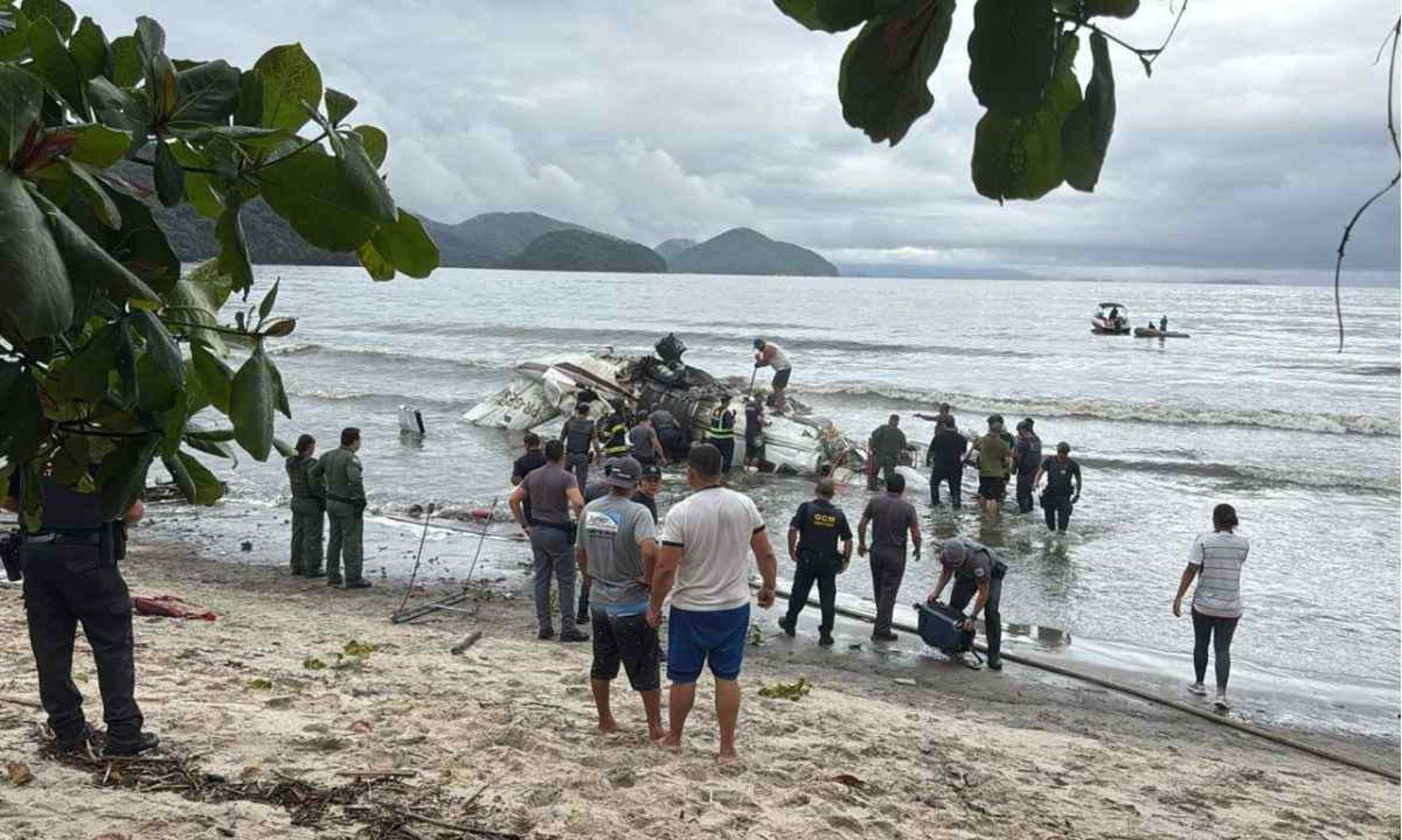 Avião de pequeno porte sofre acidente em praia do litoral de SP