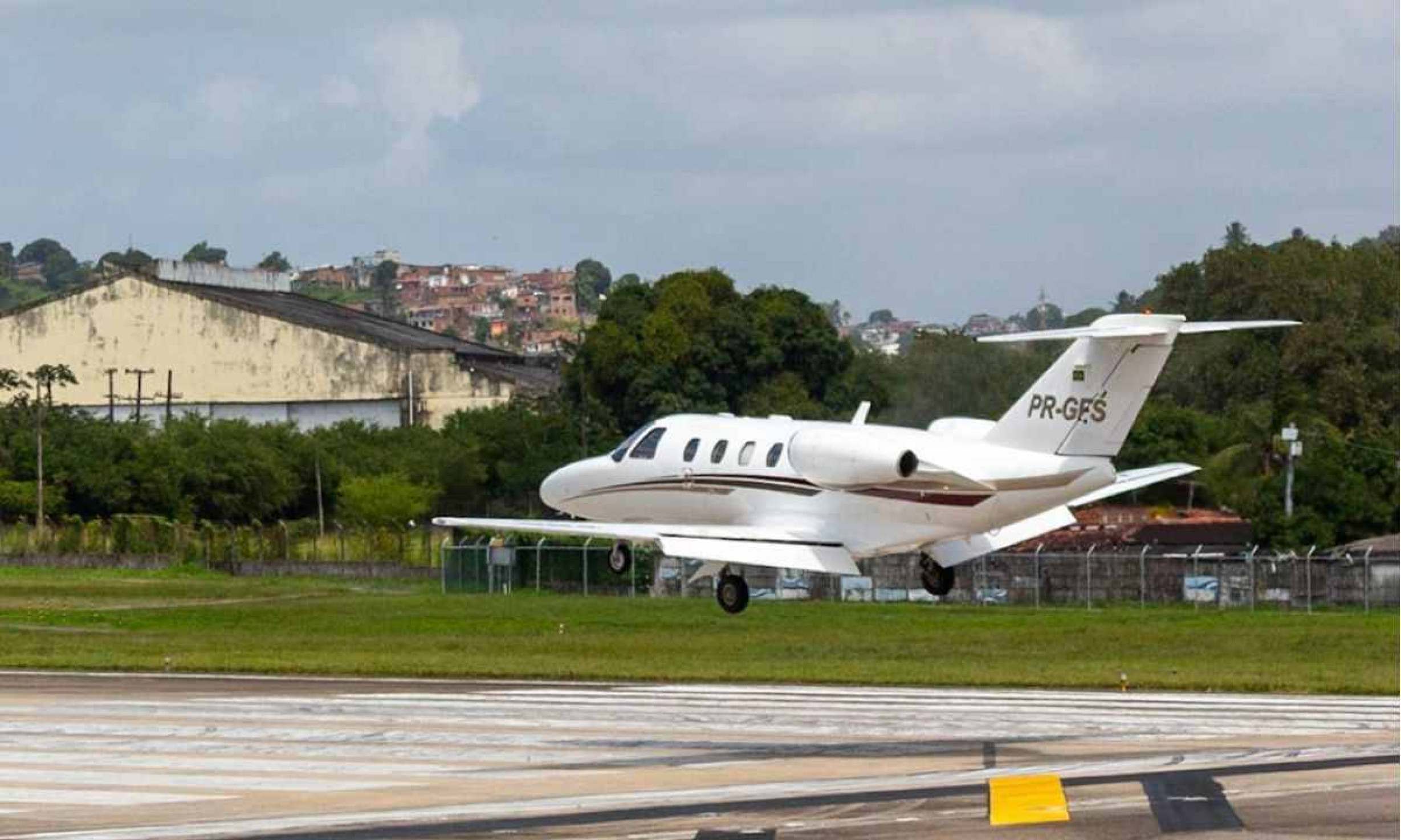 Acidente de avião de pequeno porte em Ubatuba, no Litoral de São Paulo, mata piloto na manhã desta quinta-feira (9)