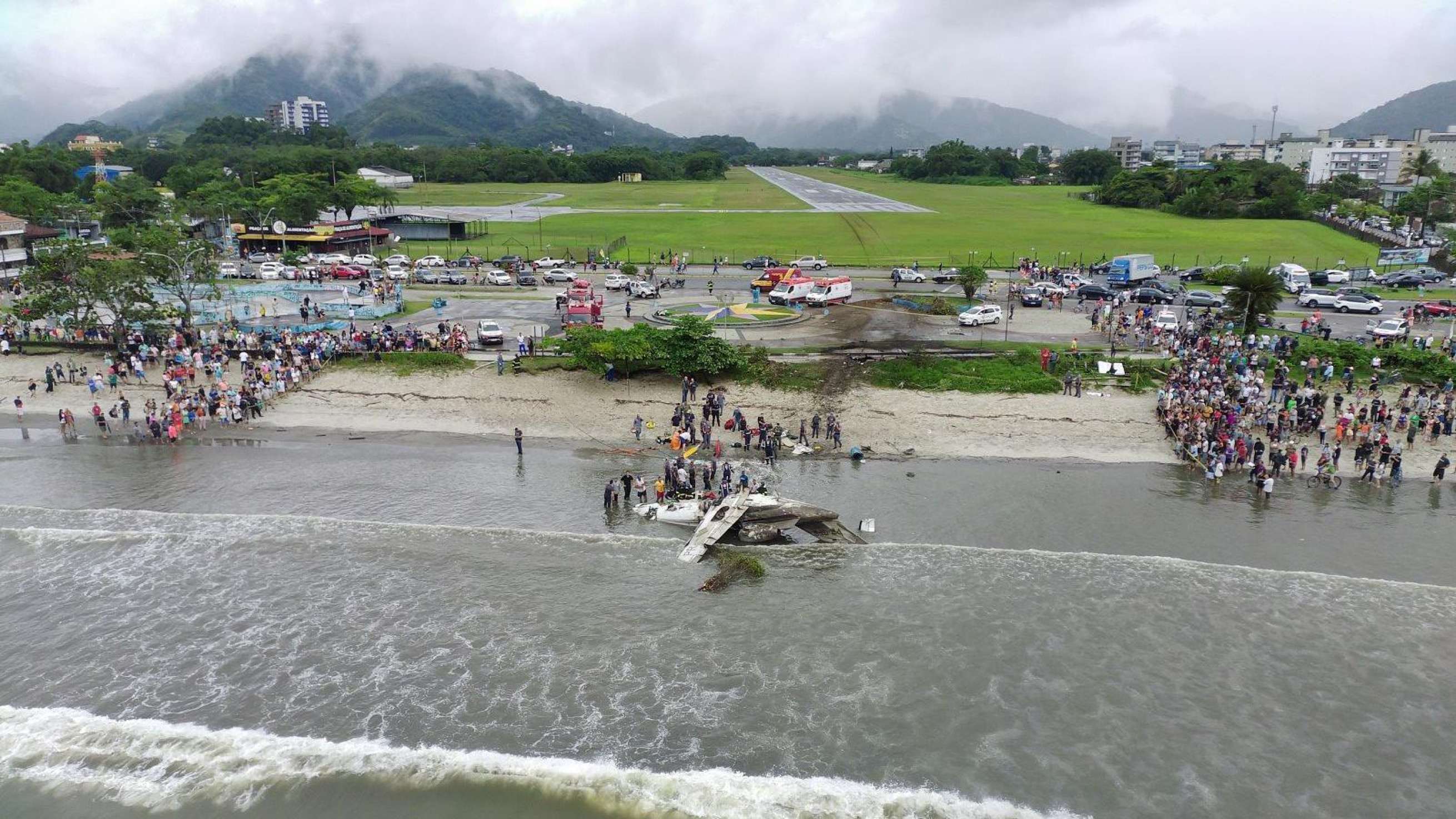 Passageira de avião que explodiu em Ubatuba está em estado grave