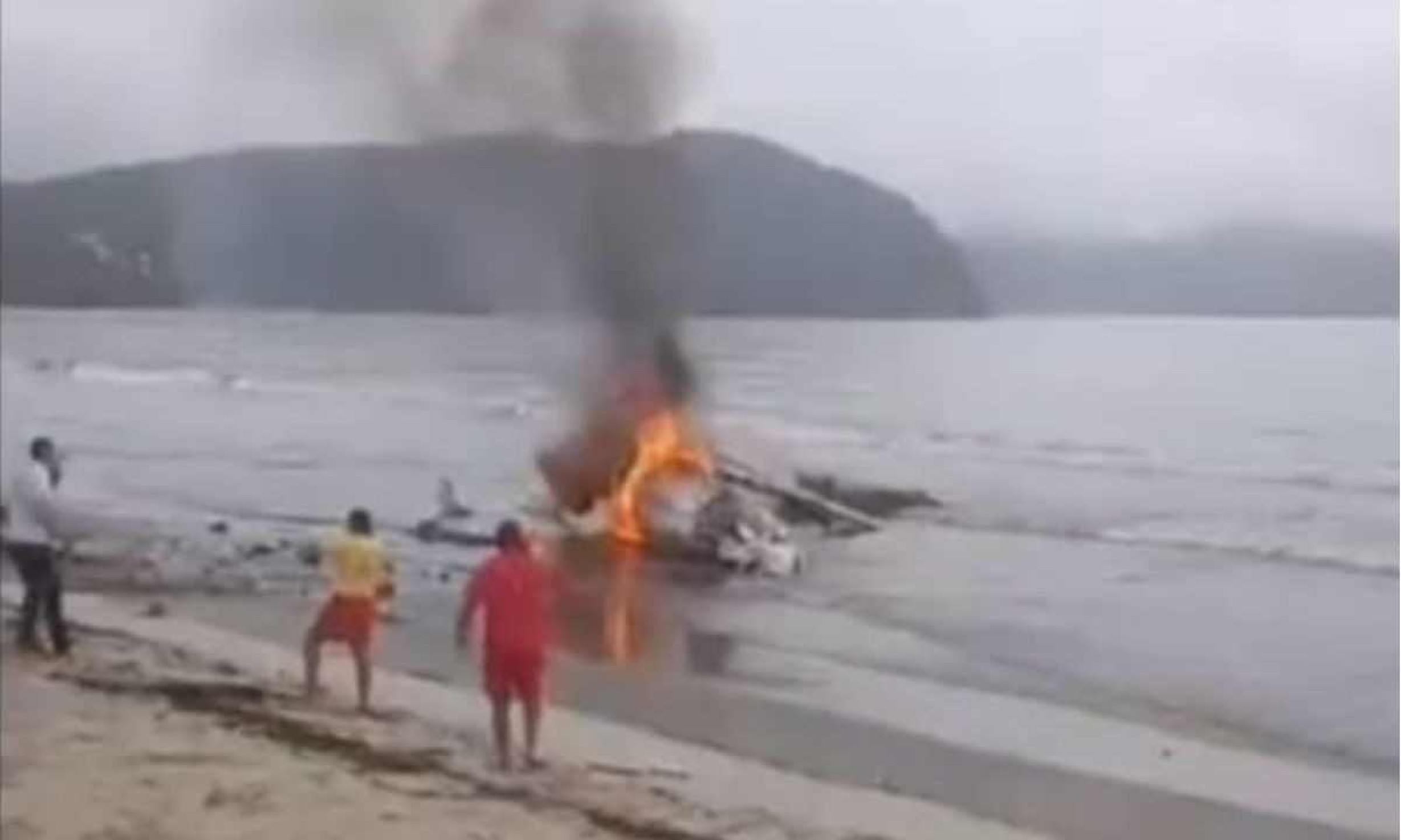 Avião de pequeno porte se acidenta em praia de Ubatuba (SP)