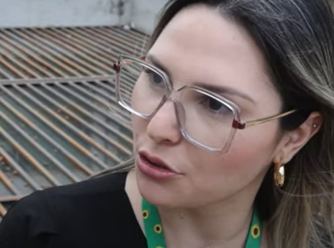 O Jornal Metrópoles divulgou que um dos casos é de Késsia Ribeiro, 32 anos, que passou a sofrer da doença depois de comer um cachorro-quente na rua. Ela achava que as diarreias eram de intoxicação alimentar, mas os sintomas persistiram por meses. Kessia se tornou vice-presidente da Associação de Doenças Inflamatórias Intestinais do Distrito Federal, para auxiliar pessoas com o mesmo problema. 