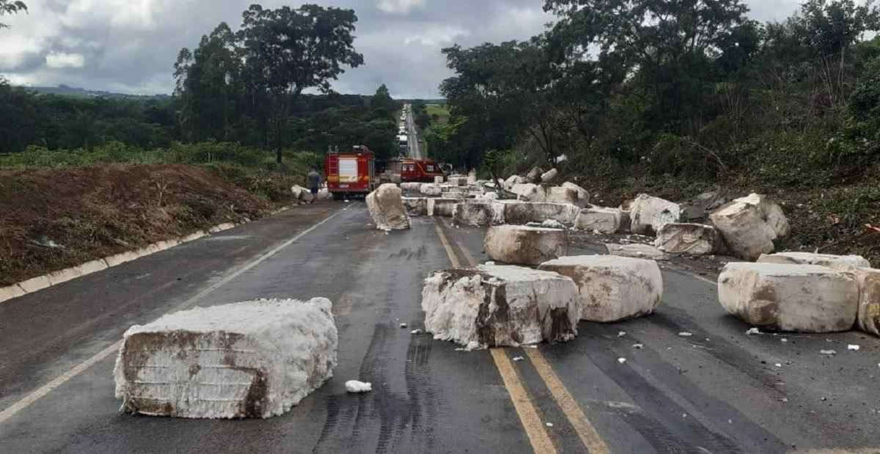 Carreta com algodão tomba, dois ficam feridos e BR-352 fica fechada