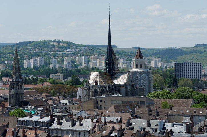 A cidade é famosa por sua arquitetura preservada, com edifícios que vão do estilo gótico ao renascentista.