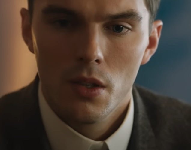 Em 2019, Hoult interpretou J.R.R. Tolkien, o autor de 