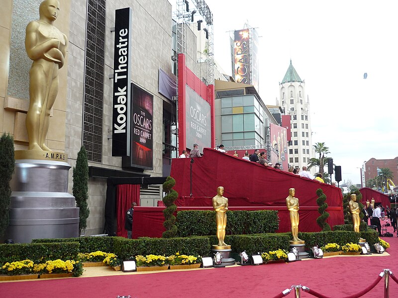 Seu clima mediterrâneo, com verões quentes e secos, atrai milhões de visitantes anualmente. A cidade é lar de eventos grandiosos como o Oscar.